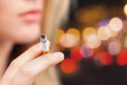 Nikotin beim Zigarette rauchen